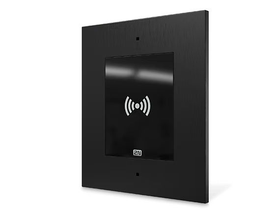 2N Access Unit 2.0 Multi-frequentie RFID kaartlezer met een zwart inbouwframe schuin