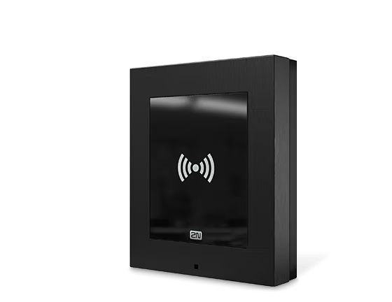 2N Access Unit 2.0 Multi-frequentie RFID kaartlezer met een zwart opbouwframe schuin
