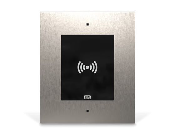 2N Access Unit 2.0 Multi-frequentie RFID kaartlezer met zilverkleurig inbouwframe recht