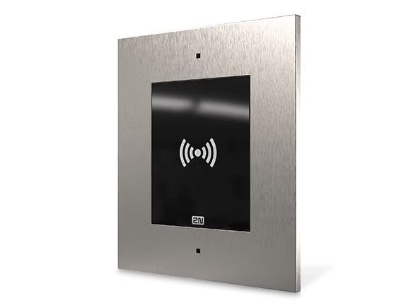 2N Access Unit 2.0 Multi-frequentie RFID kaartlezer met een zilverkleurig inbouwframe schuin