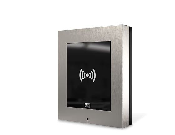 2N Access Unit 2.0 Multi-frequentie RFID kaartlezer met zilverkleurig opbouwframe schuin
