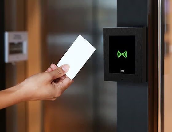 2N Access Unit 2.0 Multi-frequentie RFID kaartlezer op een deurpost geplaatst met een zwart opbouwframe