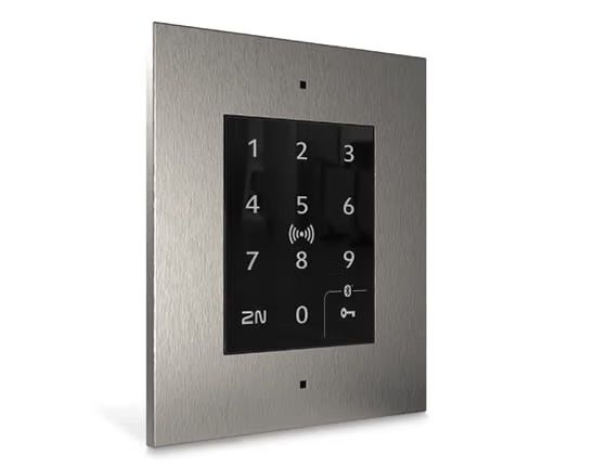 2N Access Unit 2.0 Touch keypad, Bluetooth en RFID met zilverkleurige inbouwbehuizing schuin