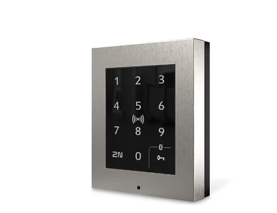 2N Access Unit 2.0 Touch keypad, Bluetooth en RFID met zilverkleurige opbouwbehuizing schuin