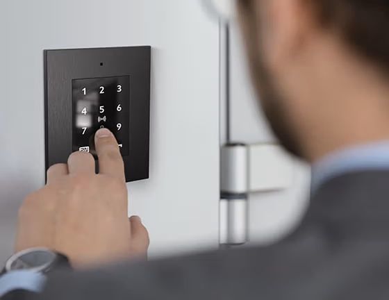 2N Access Unit 2.0 met Touch Keypad en RFID kaartlezer ingebouwd met een inbouwdoos en zwart frame