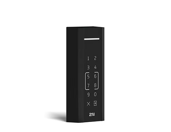 De 2N Access Unit M Touch Keypad en RFID kaartlezer voor toegangscontrole schuin van voren