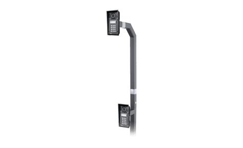 Twee 2N intercom geplaatst op de 2N Gooseneck Stand Double, een Dubbele Zwanenhals Standaard voor twee 2N Intercoms