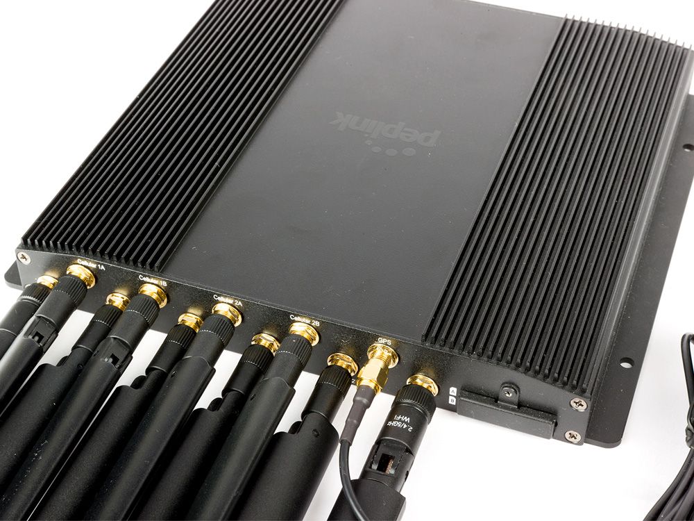 De Peplink MAX BR2 Pro 5G router met aangesloten antennes
