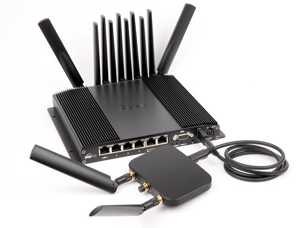 De Peplink MAX BR2 Pro 5G router met antennes