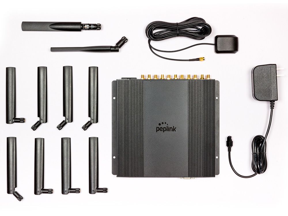 Verpakkingsinhoud van de Peplink MAX BR2 Pro 5G M2M router met voedingsadapter en antennes