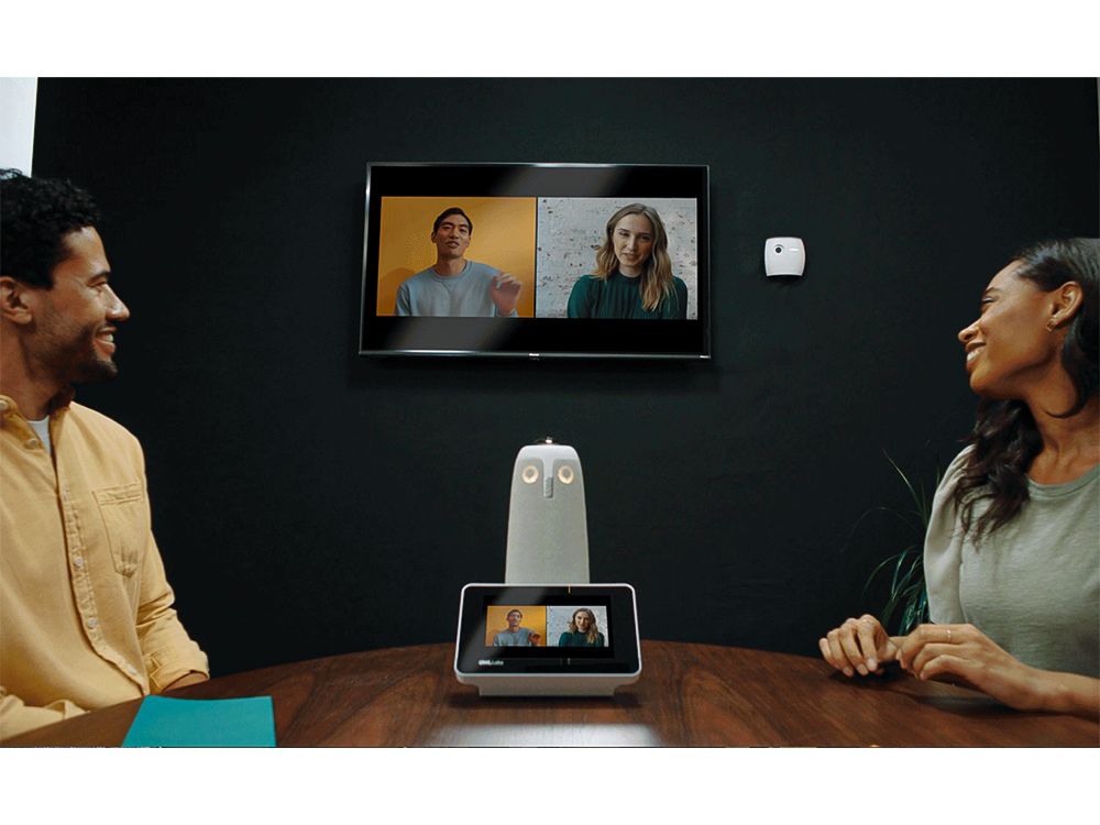 De Owl Labs Meeting Owl 3 360° all-in-one videoconference oplossing in gebruik op een vergadertafel in een huddle room of kleine vergaderruimte
