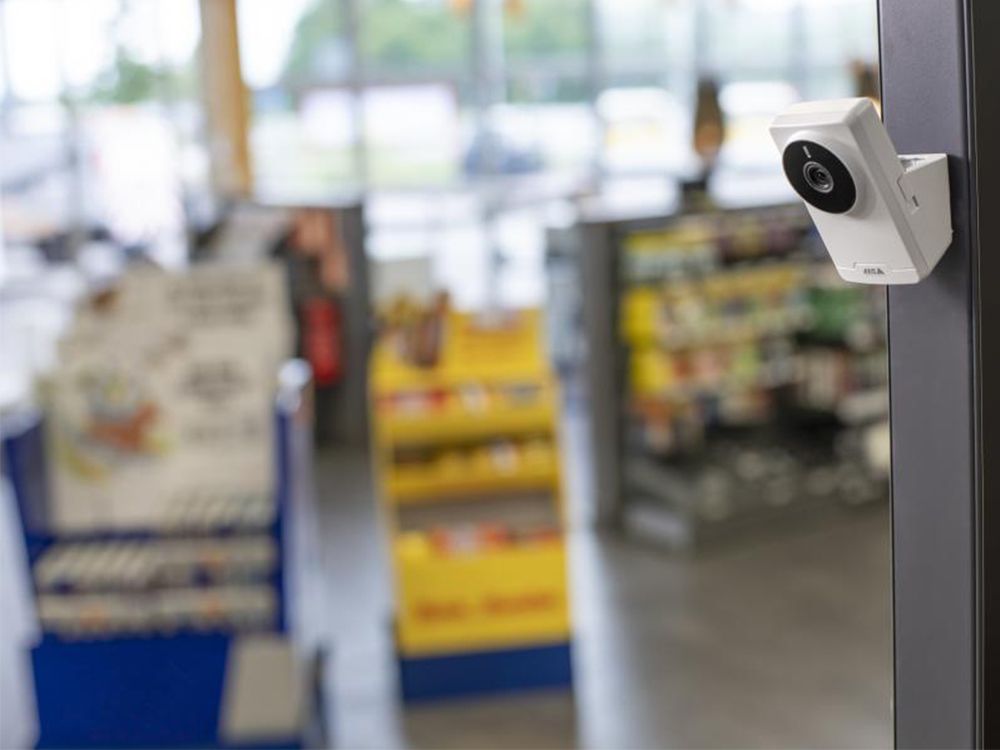 De Axis M1055-L camera in gebruik in een supermarkt