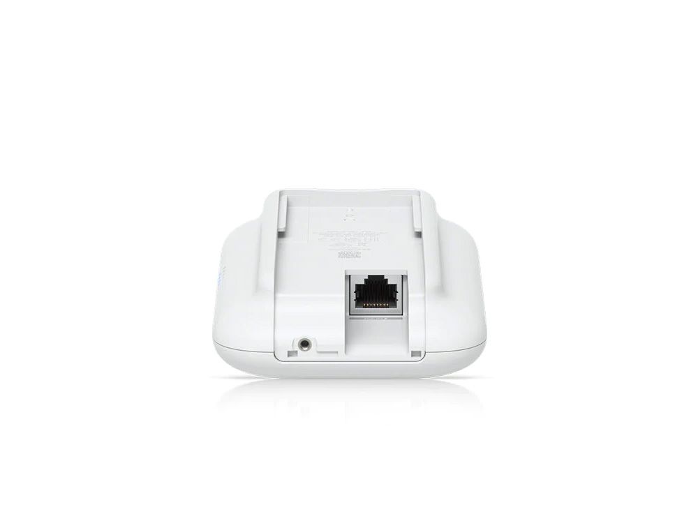 Onderkant van het Ubiquiti Swiss Army Knife Ultra UK-Ultra WiFi 5 access point met de ethernetaansluiting