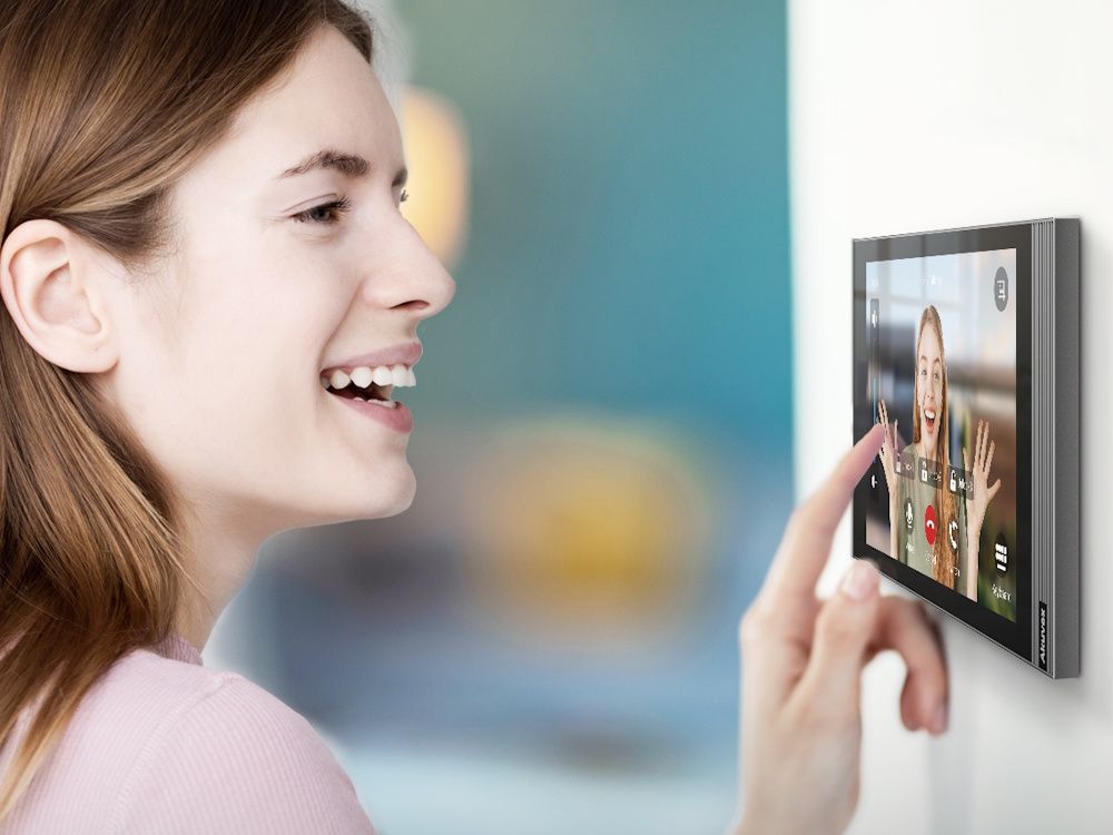 De Akuvox S563 Gray 8 inch Indoor Intercom Monitor met touchscreen en Android 12 OS in gebruik in een gang van een woning