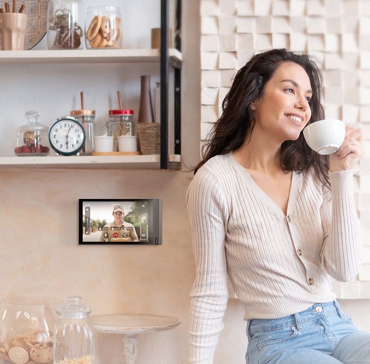 De Akuvox S563 Gray 8 inch Indoor Intercom Monitor met touchscreen en Android 12 OS in gebruik in een keuken