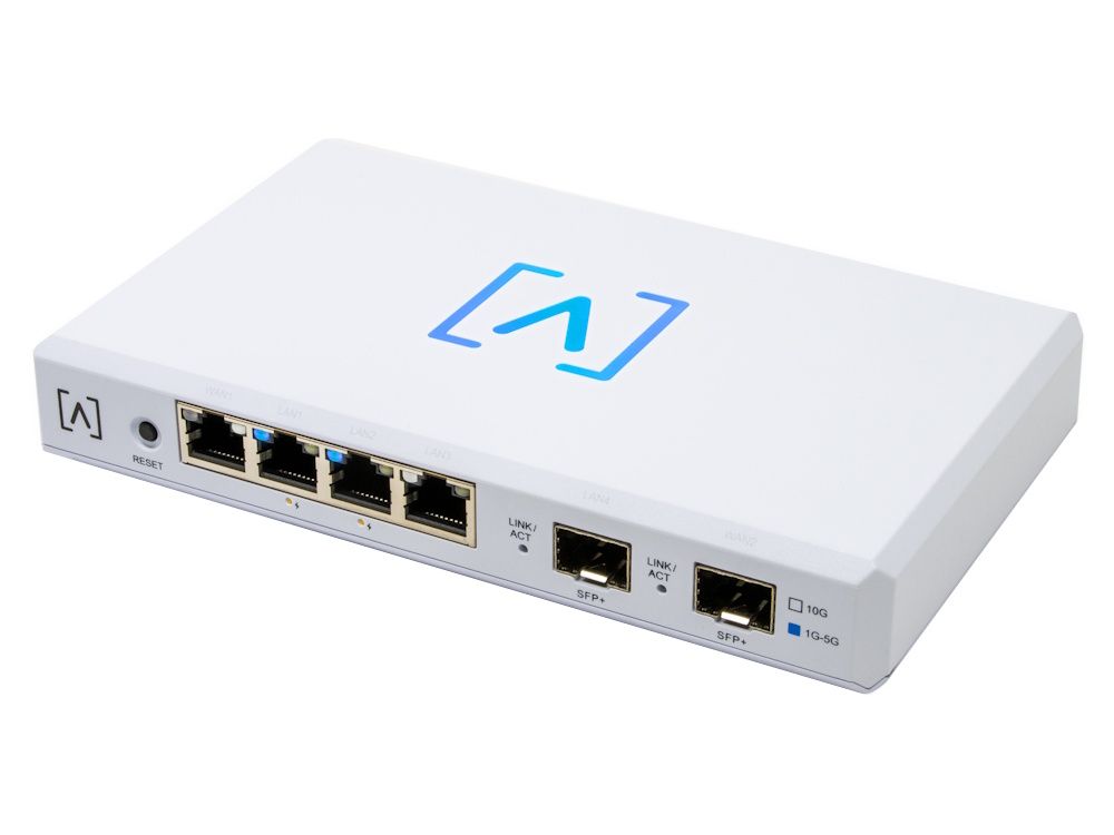 De Alta Labs Route10 high performance 10 Gbps router met PoE en VPN schuin van rechtsboven met alle poorten en het Alta Labs logo zichtbaar