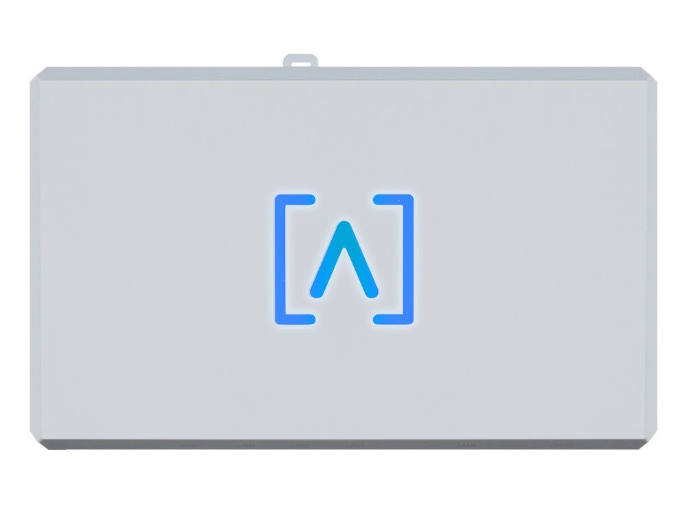 Bovenkant van de Alta Labs Route10 high performance 10 Gbps router met PoE en VPN met het Alta Labs logo