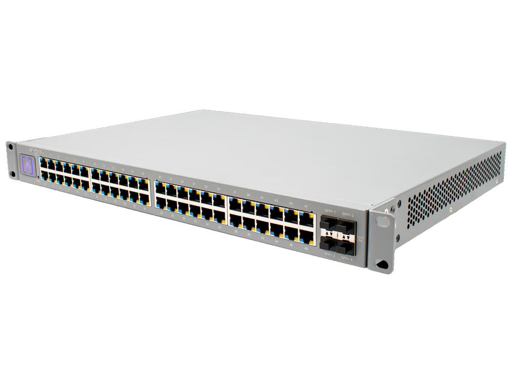 De Alta Labs S48-APOE Enterprise 48-poorts Managed PoE+ Gigabit Switch 740W van rechtsvoor met rackmount oren