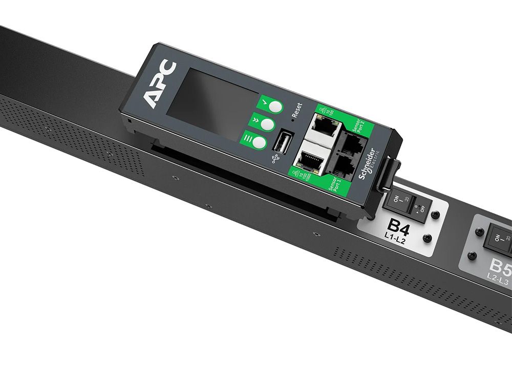 Aansluitingen en display op de APC APDU10150SW Switched Rack PDU