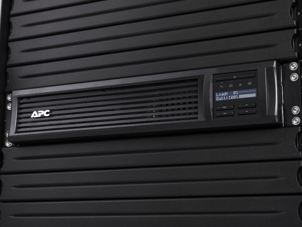 De APC Smart-UPS 1000VA 4x C13 in gebruik in een serverrack