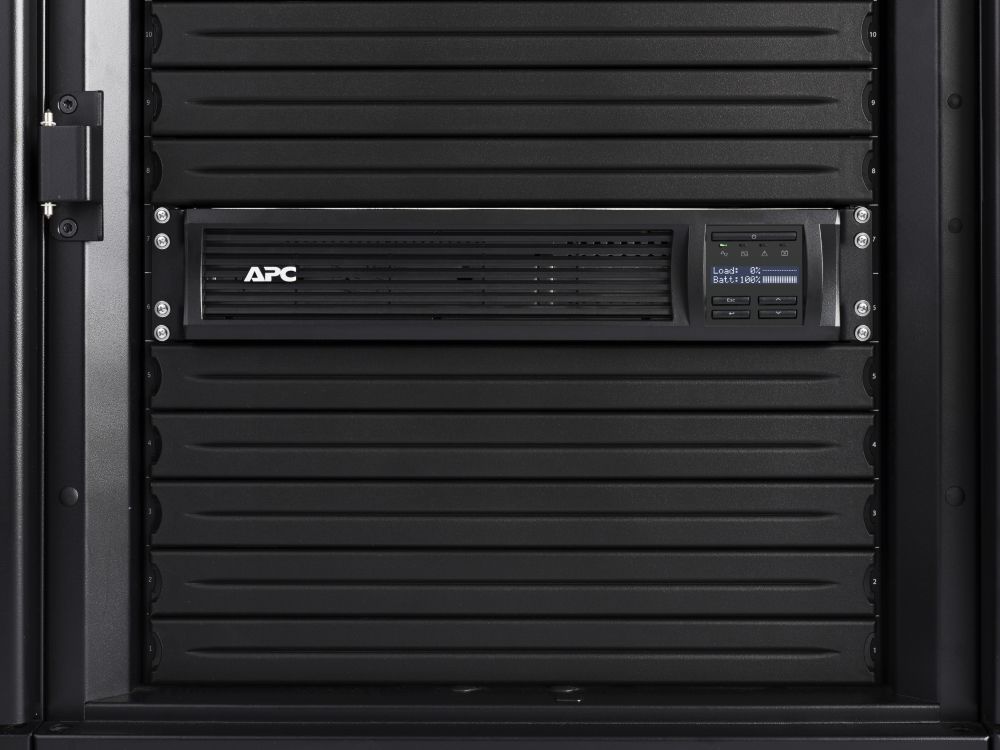 De APC Smart-UPS 1000VA 4x C13 gemonteerd in een serverrack