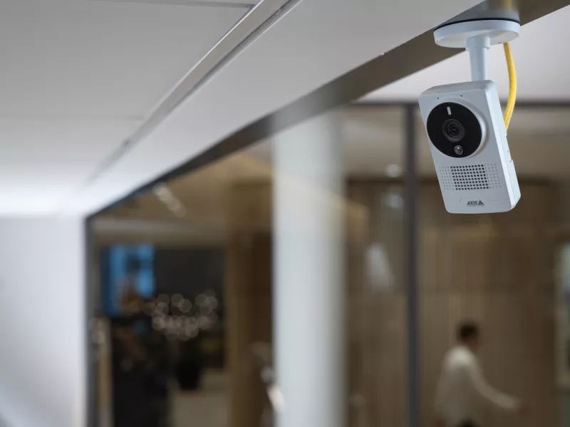 De Axis M1075-L Mk II full HD AI box camera in gebruik en bevestigd aan het plafond