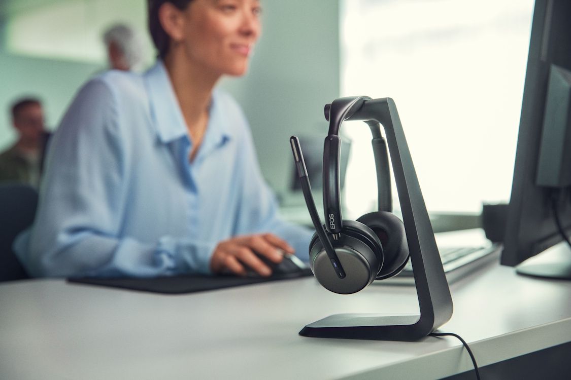 Lifestyle foto met de EPOS IMPACT 1000 MS UC ANC WL dubbeloors Bluetooth headset op een bureau in een kantoor