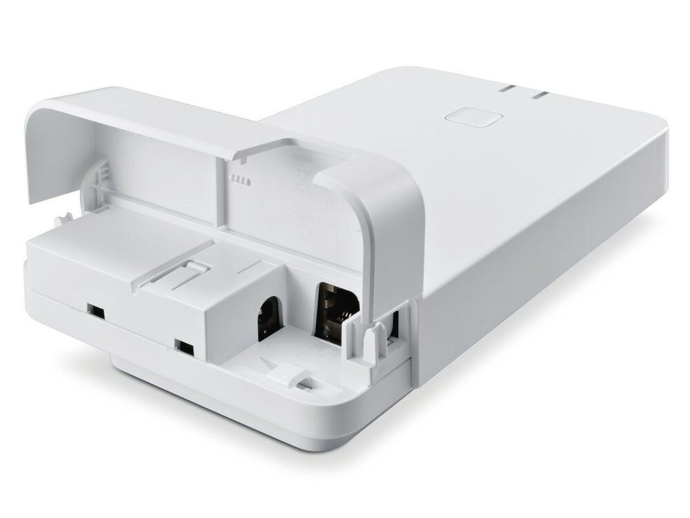 Bovenkant van het Gigaset N770 IP Pro Multi Cell IP DECT Basisstation met opengeklapt klepje en daaronder de aansluitingen