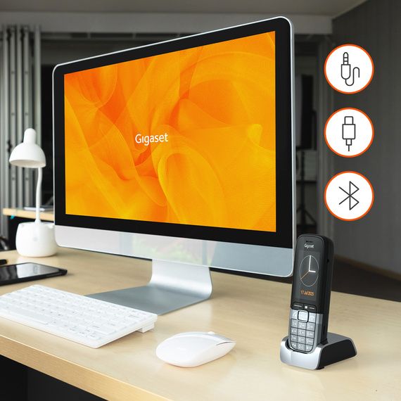 De Gigaset SL850H Pro DECT handset als zakelijke telefoon op een bureau in een kantoor