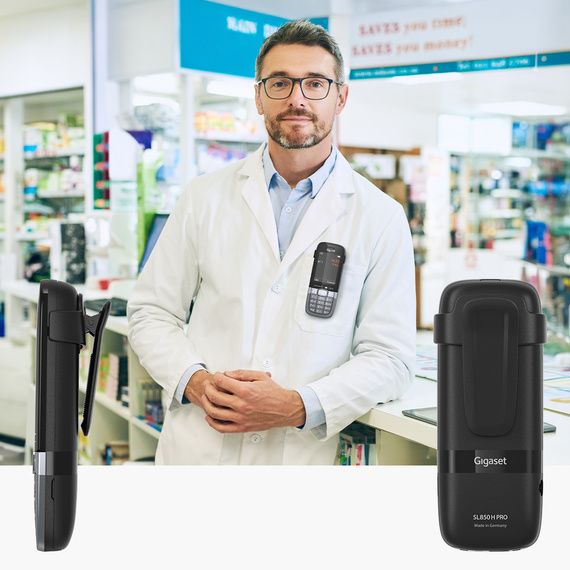 De Gigaset SL850H Pro DECT handset met een riemclip in gebruik in een ziekenhuis of andere medische omgeving