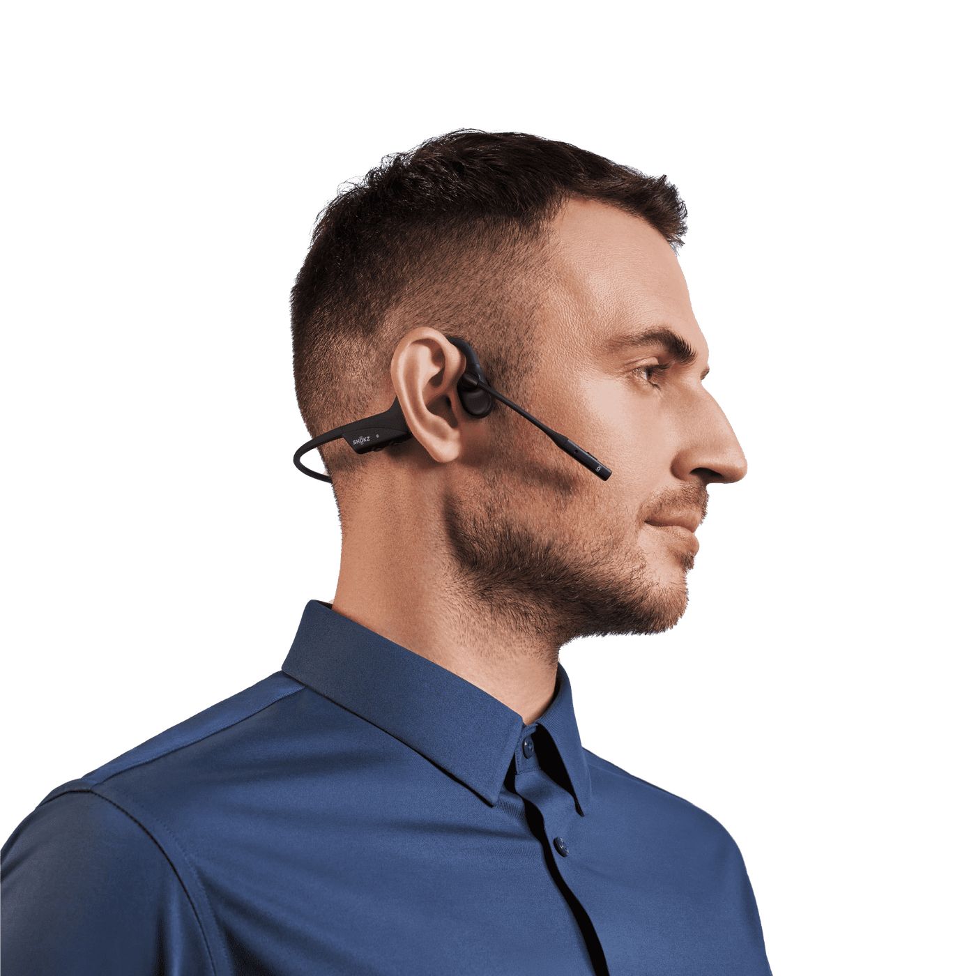 Een man draagt de Shokz OpenComm2 UC stereo headset USB-C