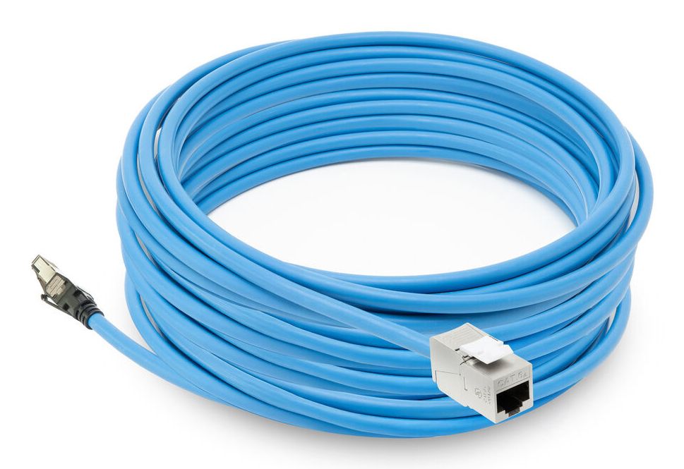 De volledig opgerolde 20m blauwe ACT S/FTP CAT6A PoE++ 100W Patchkabel