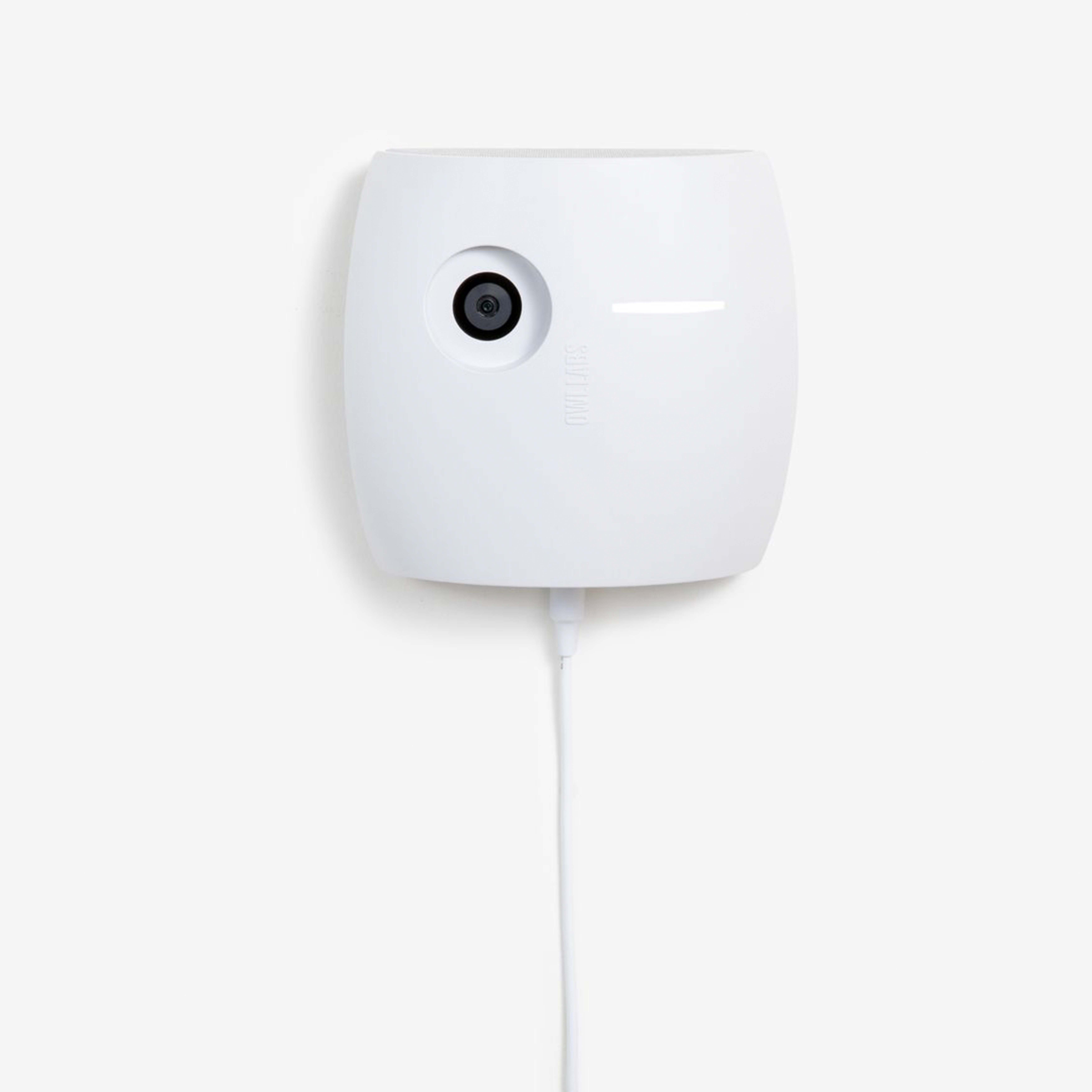 Voorkant van de Owl Labs Whiteboard Owl camera voor hybride vergaderen en presenteren, aangesloten met een kabel
