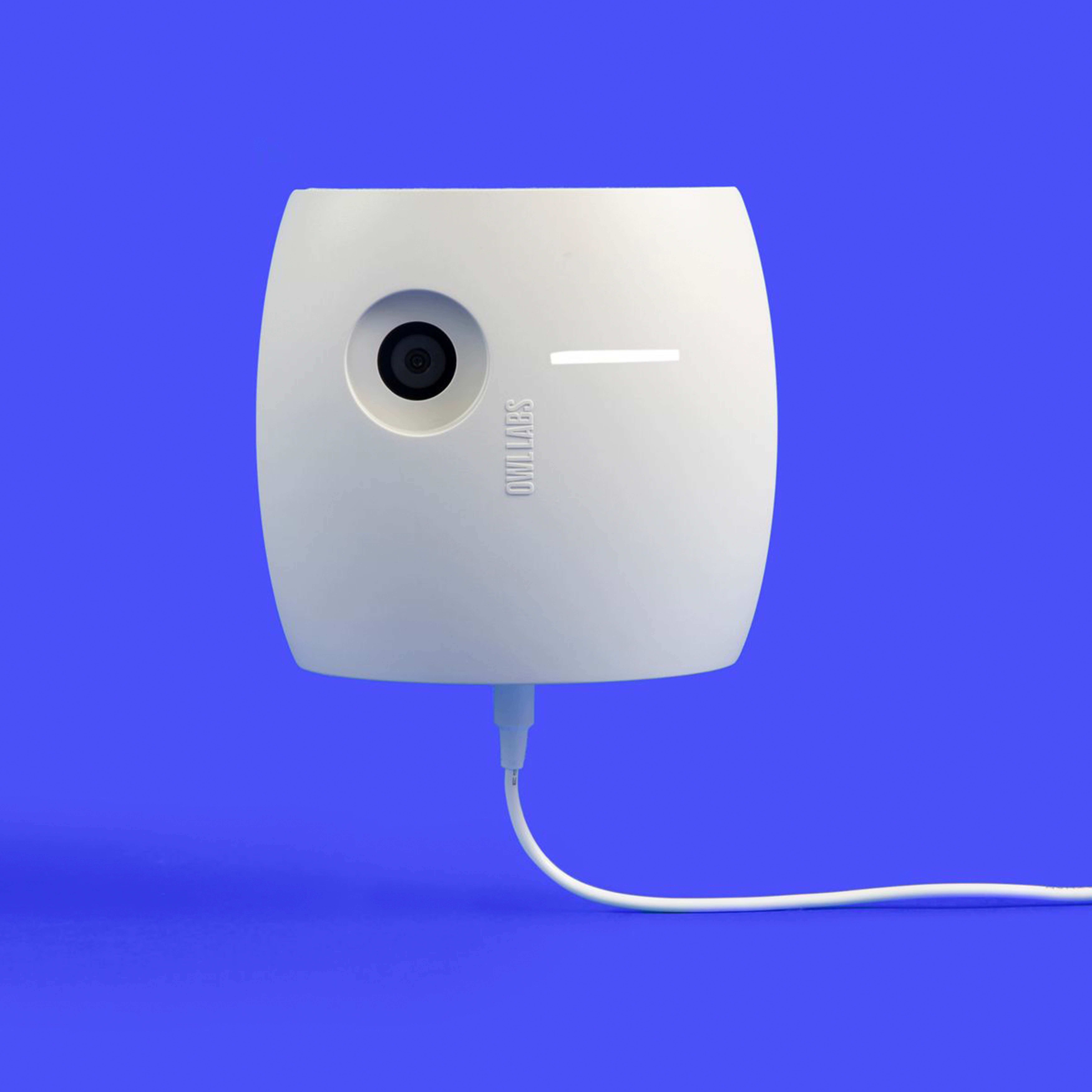 De Owl Labs Whiteboard Owl camera met paarse achtergrond