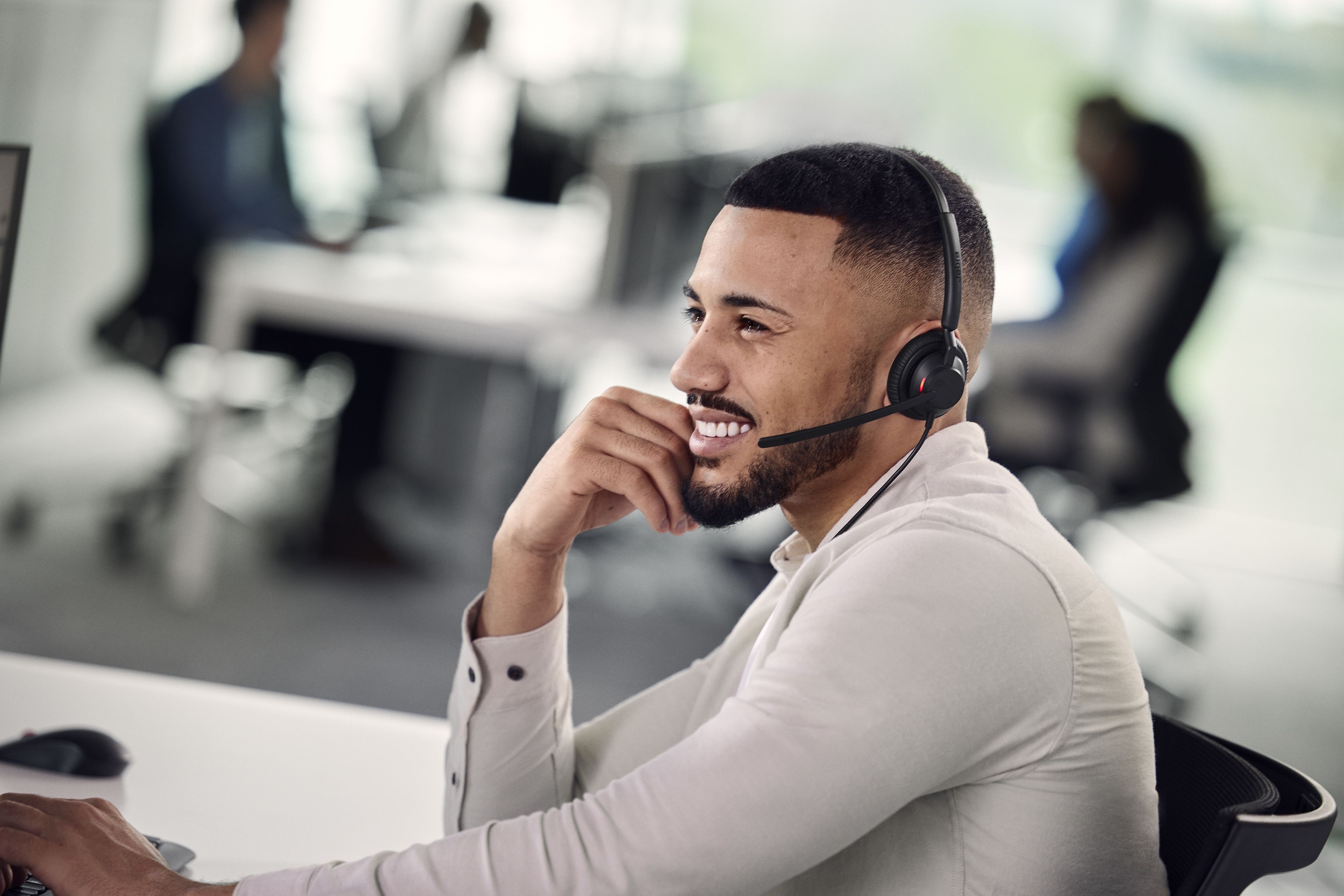 Man op kantoor aan bureau met op zijn hoofd de Jabra Engage 40 MS Teams stereo USB-C/A headset