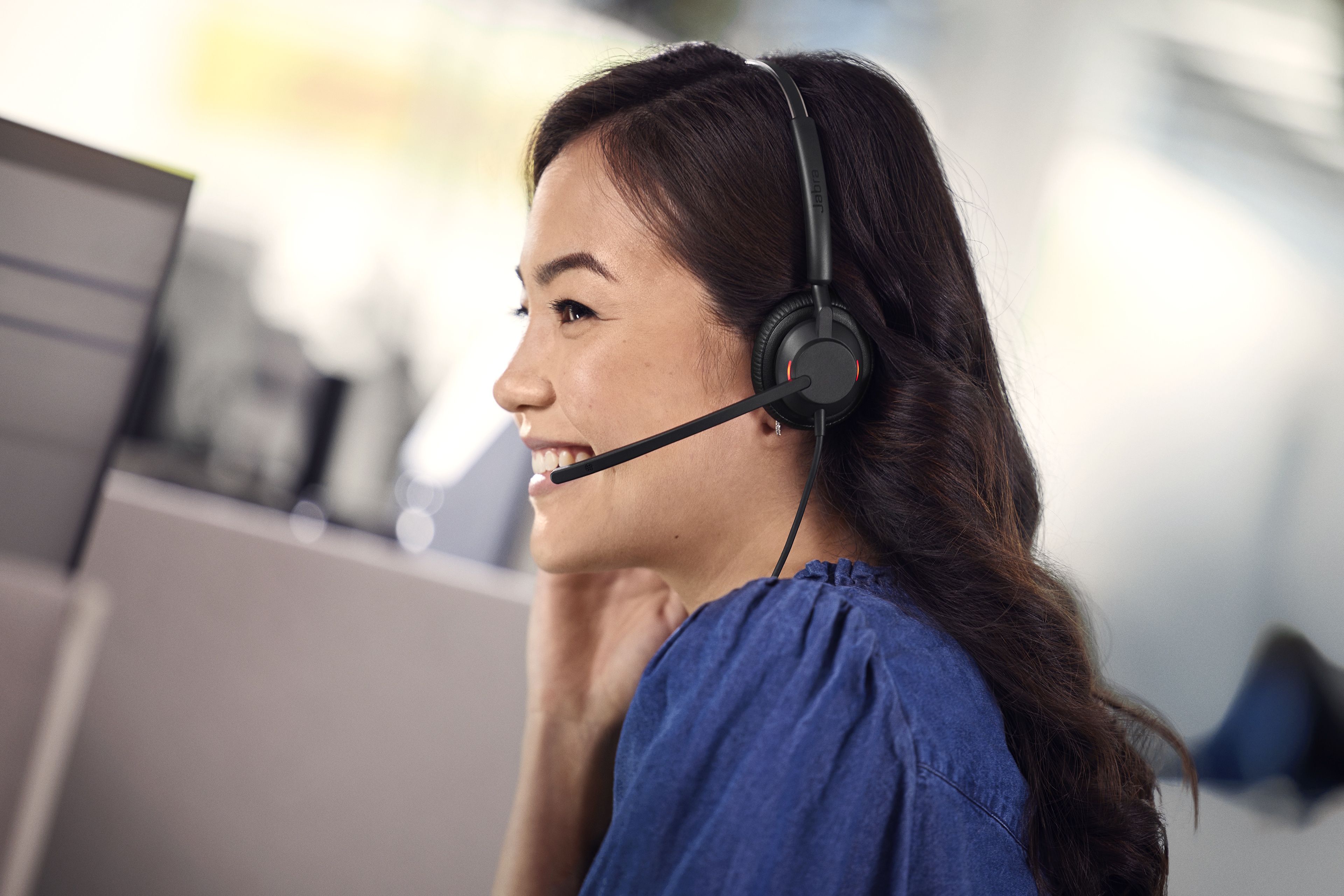 Vrouw op kantoor met een Jabra Engage 40 MS Teams stereo USB-C/A headset