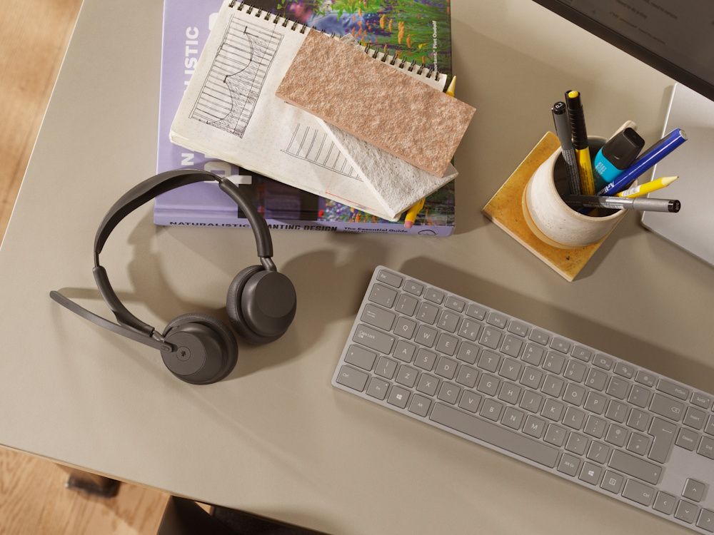 De Jabra Evolve3 45 MS Teams stereo Bluetooth headset met andere kantoorartikelen op een bureau