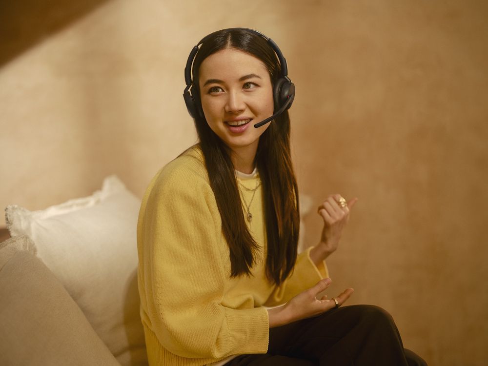Een vrouw draagt de Jabra Evolve3 45 MS Teams stereo Bluetooth headset en voert een gesprek