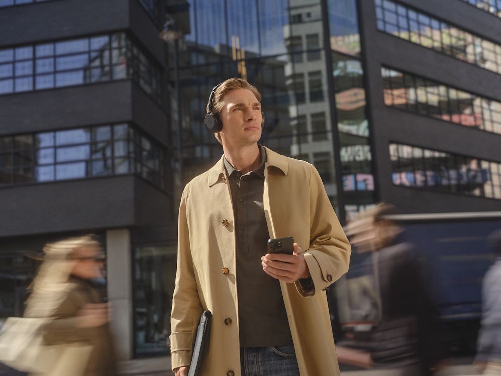 Een man draagt de Jabra Evolve3 65 Flex MS Teams Bluetooth headset onderweg op straat terwijl hij hybride werkt