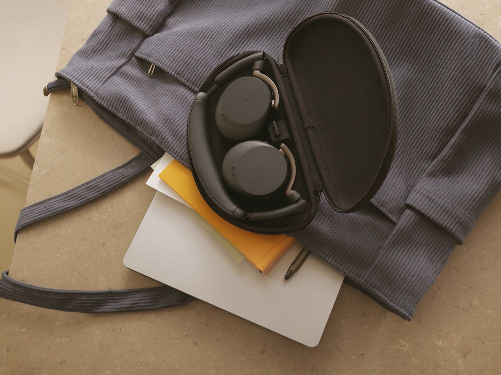 Jabra Evolve3 65 Flex UC Bluetooth headset voor hybride werken in het draagtasje klaar om mee te nemen