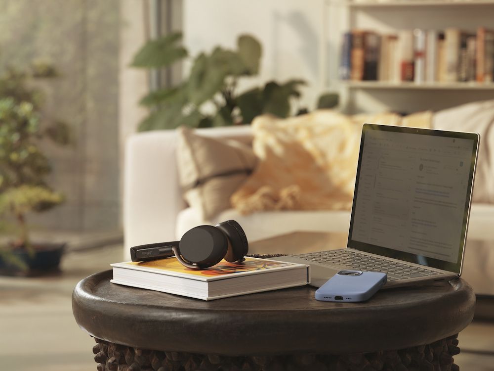 Jabra Evolve3 65 Flex UC Bluetooth headset voor hybride werkenop een tafeltje in een woonkamer