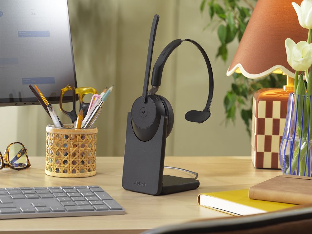 Jabra Evolve3 65 MS mono Bluetooth headset met USB-C Bluetooth dongle en oplader in een home office of thuiskantoor