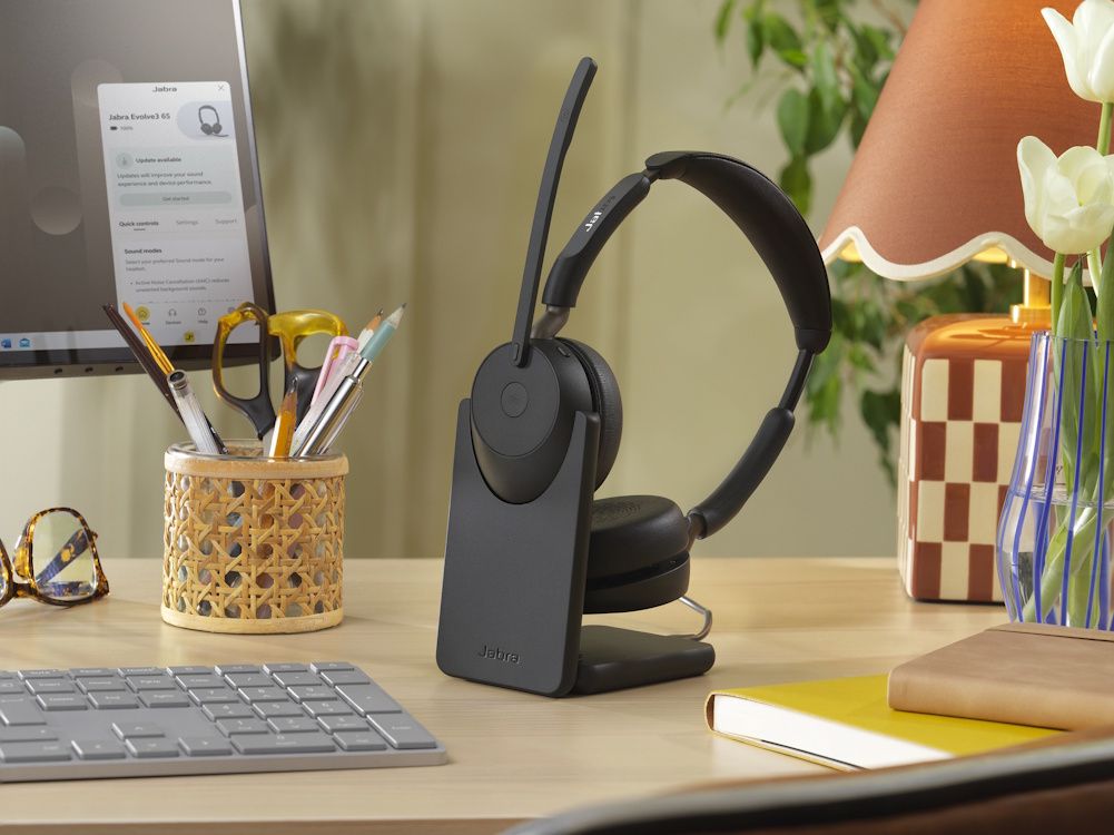 Jabra Evolve3 65 MS Teams stereo Bluetooth headset met USB-C Bluetooth dongle en oplader in een home office of thuiskantoor
