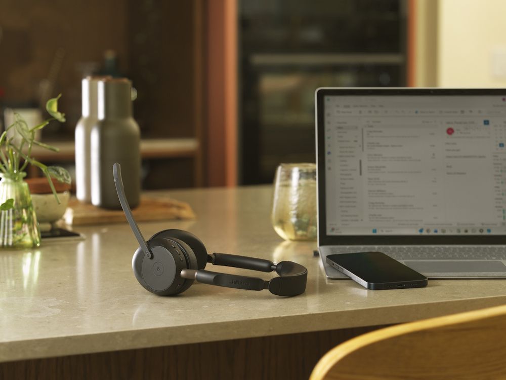 Jabra Evolve3 65 MS Teams stereo Bluetooth headset met USB-C Bluetooth dongle in een keuken