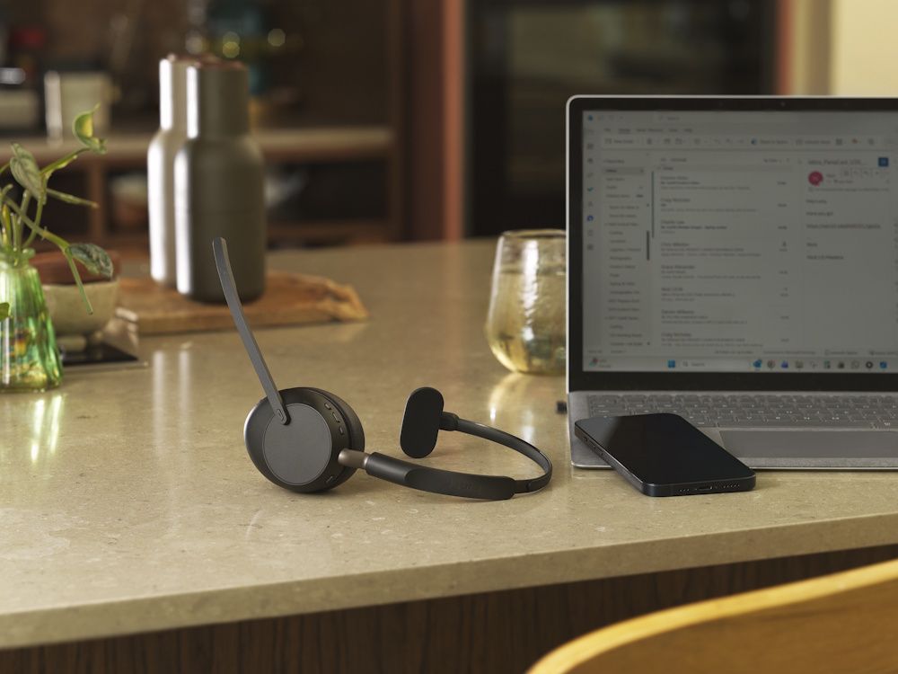 Jabra Evolve3 65 UC mono Bluetooth headset met USB-C Bluetooth dongle in een keuken