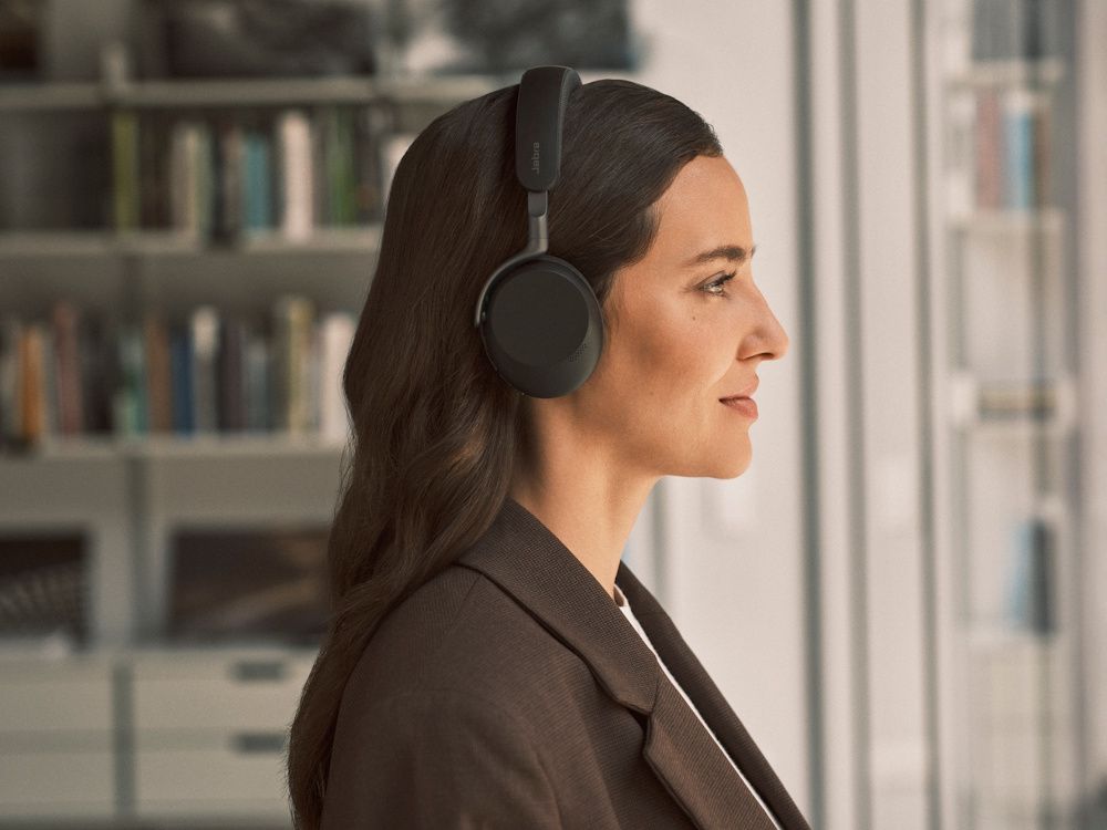 Een vrouw draagt de compacte, draadloze Jabra Evolve3 75 UC on-ear Bluetooth headset op kantoor