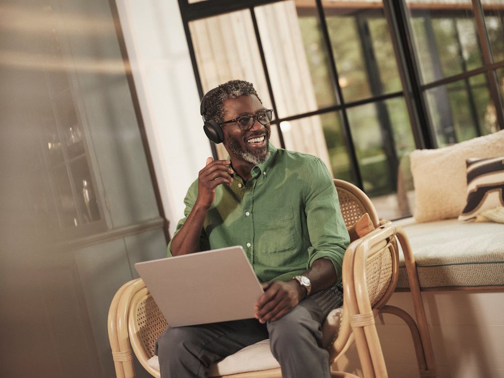 Een hybride werker draagt de draadloze Jabra Evolve3 75 UC Bluetooth headset tijdens het thuiswerken