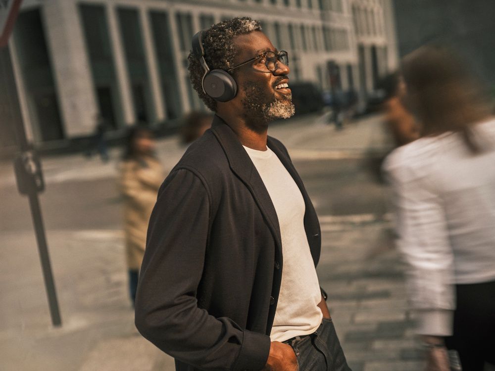 Een man draagt de draadloze Jabra Evolve3 75 UC on-ear Bluetooth headset op straat voor zakelijk gebruik