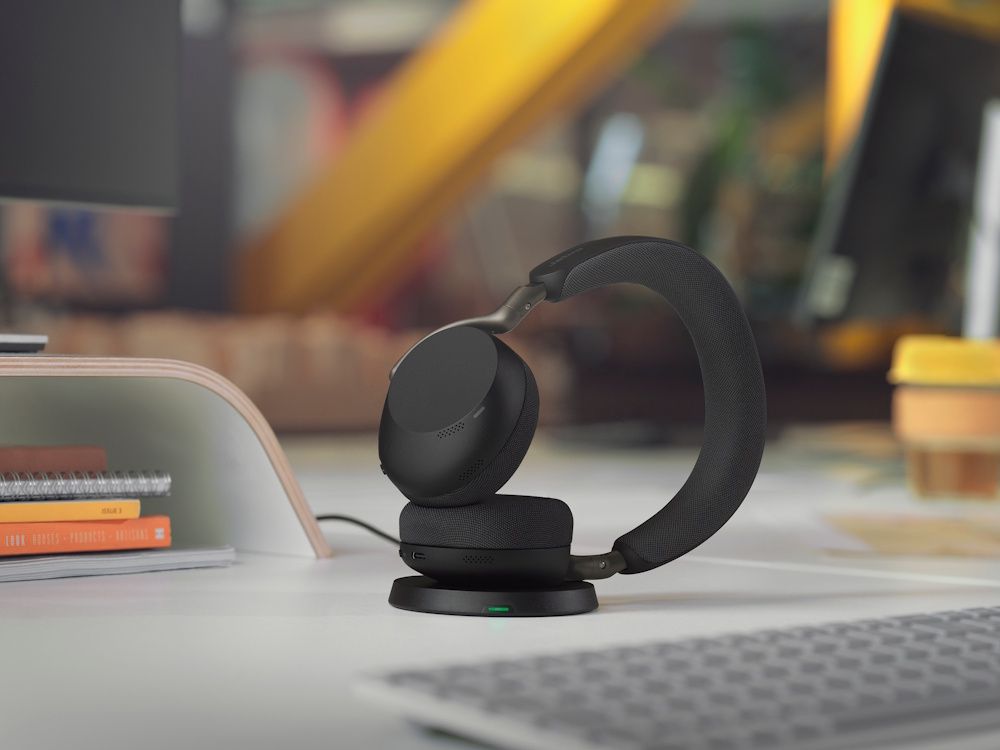 De Jabra Evolve3 75 UC Bluetooth headset op het oplaadstation op een bureau in een kantoor
