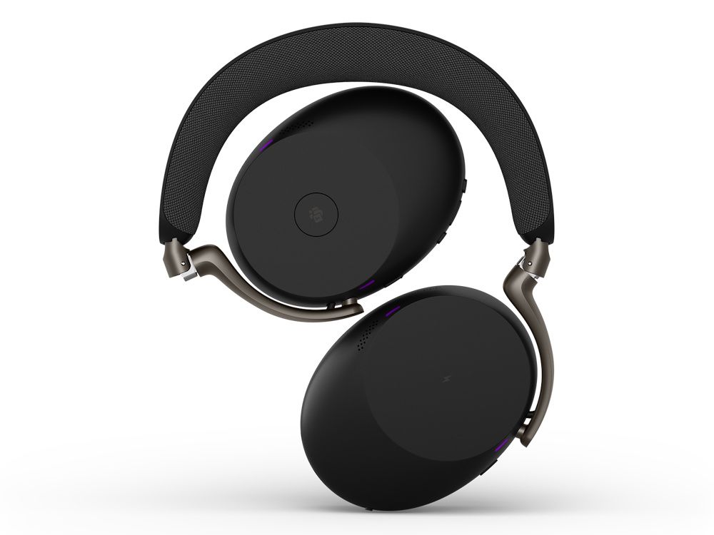 De draadloze Jabra Evolve3 85 MS Bluetooth headset ingeklapt om compact mee te nemen